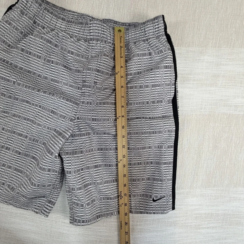 Nike Men's Swim Trunks Sz Medium Gray White Distorted Grid Print 9